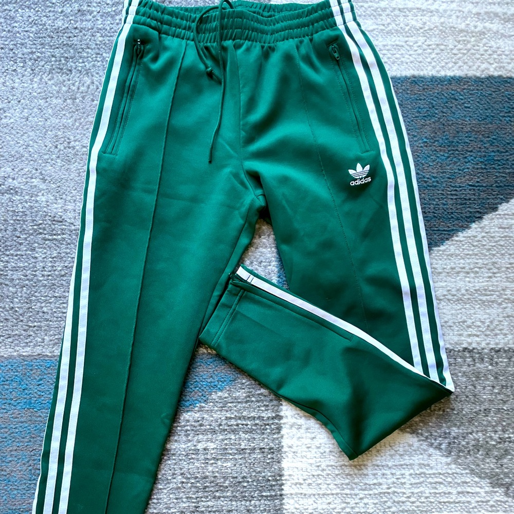Adidas track pant in green. Very good condition. Zipper on legs